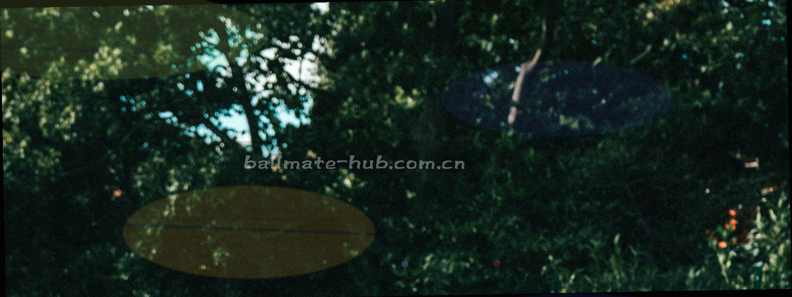 由半透明方块与连线组成的抽象数据图，青绿与岩灰色调，边缘带山形轮廓线